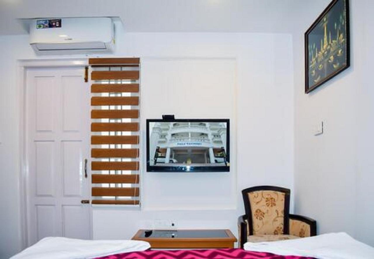 Phils' Residency & Banquets Hotel Kochi Kültér fotó