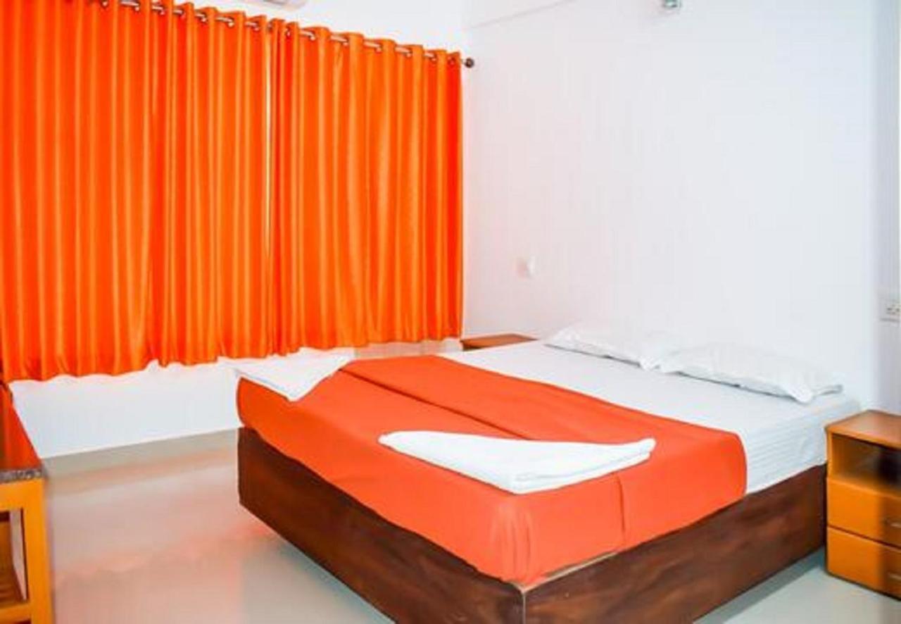 Phils' Residency & Banquets Hotel Kochi Kültér fotó
