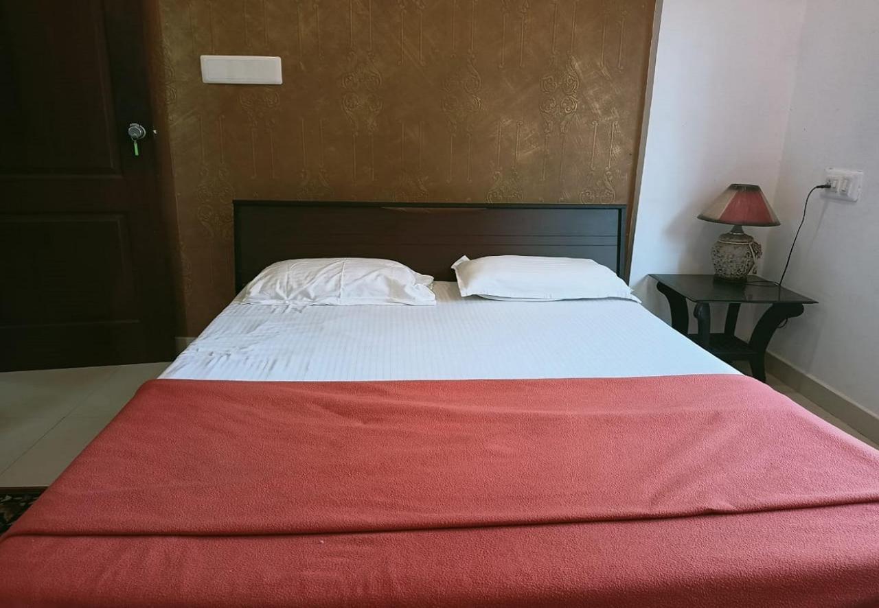 Phils' Residency & Banquets Hotel Kochi Kültér fotó