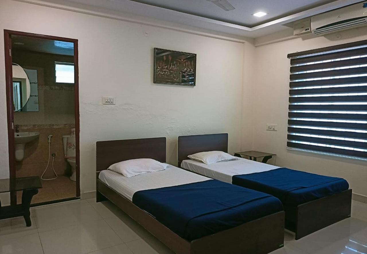 Phils' Residency & Banquets Hotel Kochi Kültér fotó