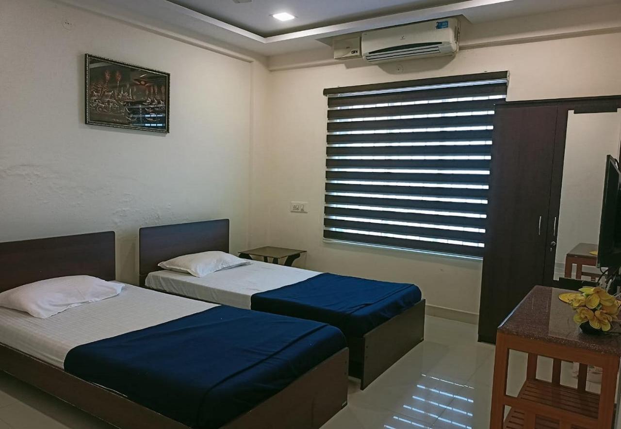 Phils' Residency & Banquets Hotel Kochi Kültér fotó
