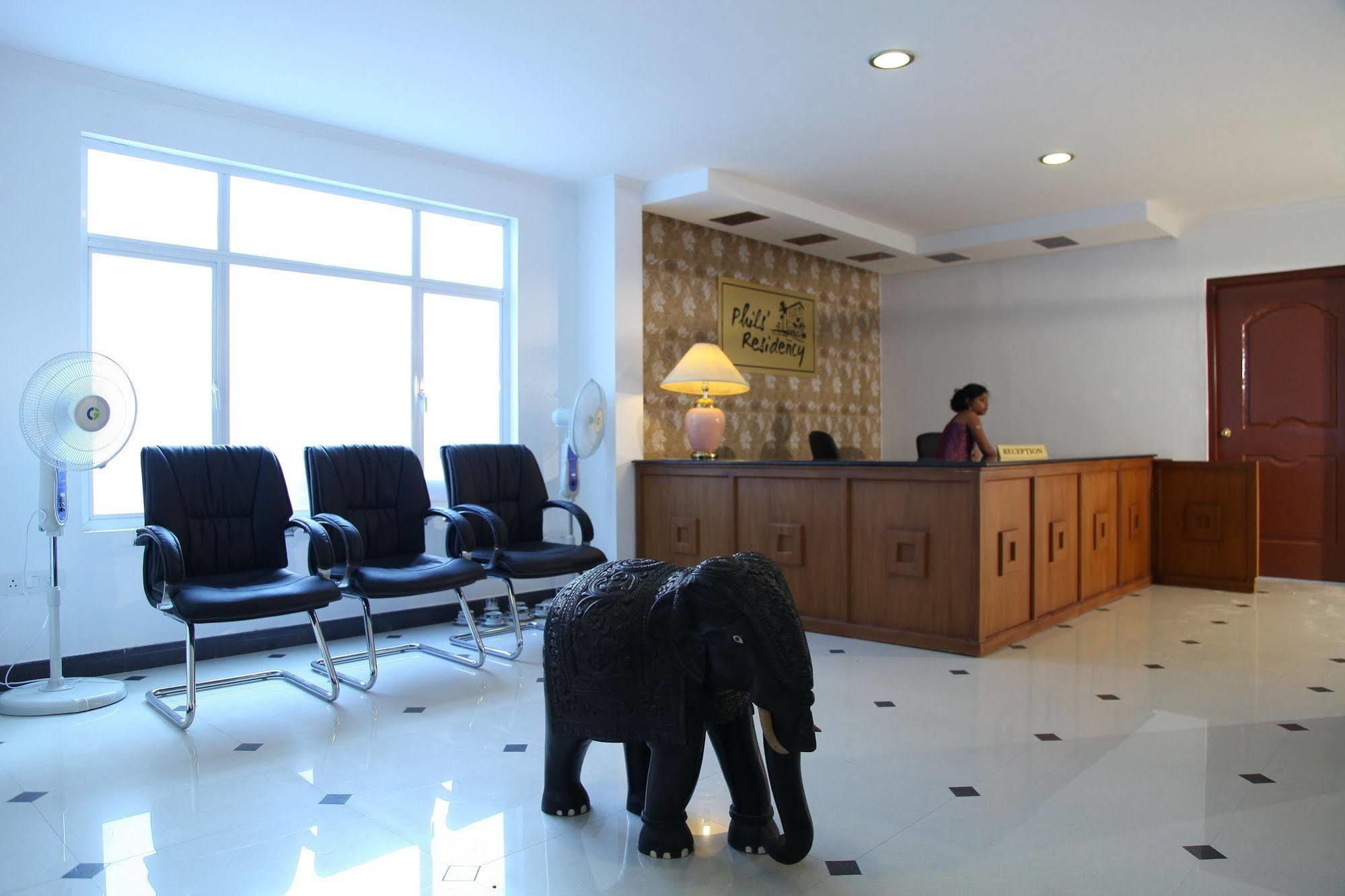 Phils' Residency & Banquets Hotel Kochi Kültér fotó