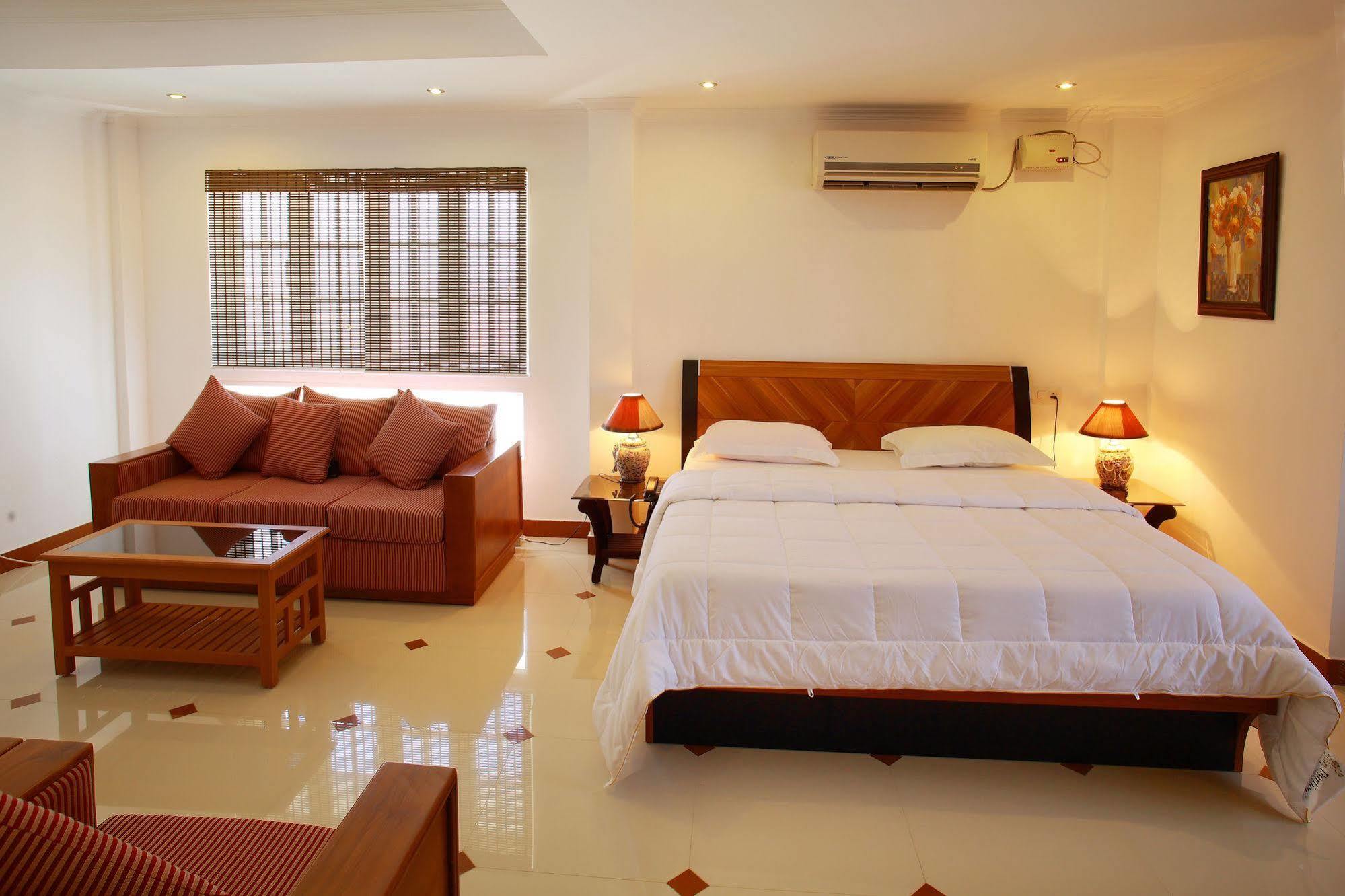 Phils' Residency & Banquets Hotel Kochi Kültér fotó