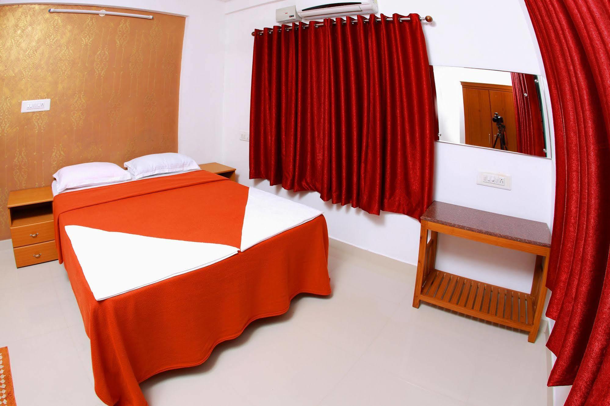 Phils' Residency & Banquets Hotel Kochi Kültér fotó