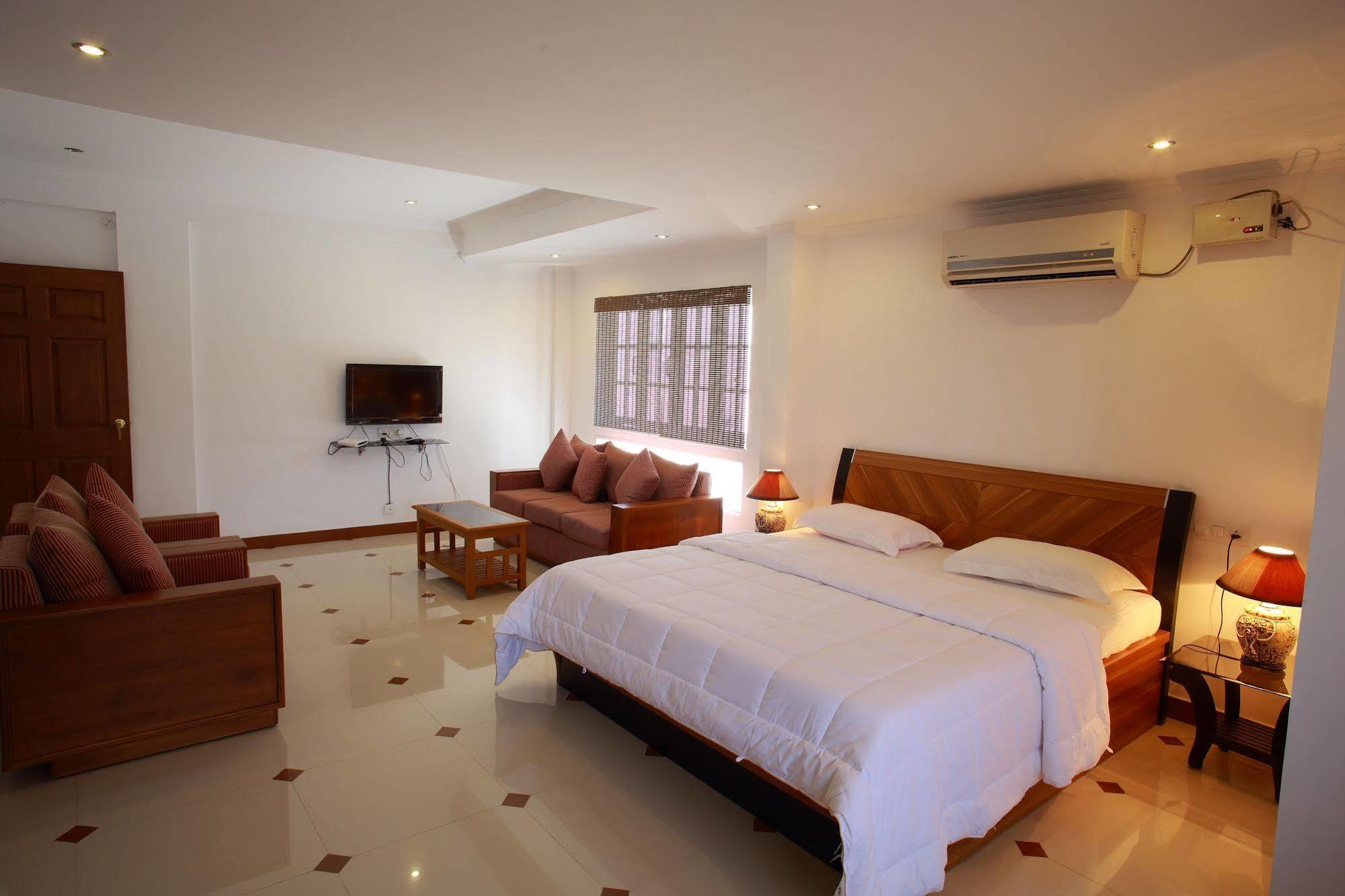 Phils' Residency & Banquets Hotel Kochi Kültér fotó