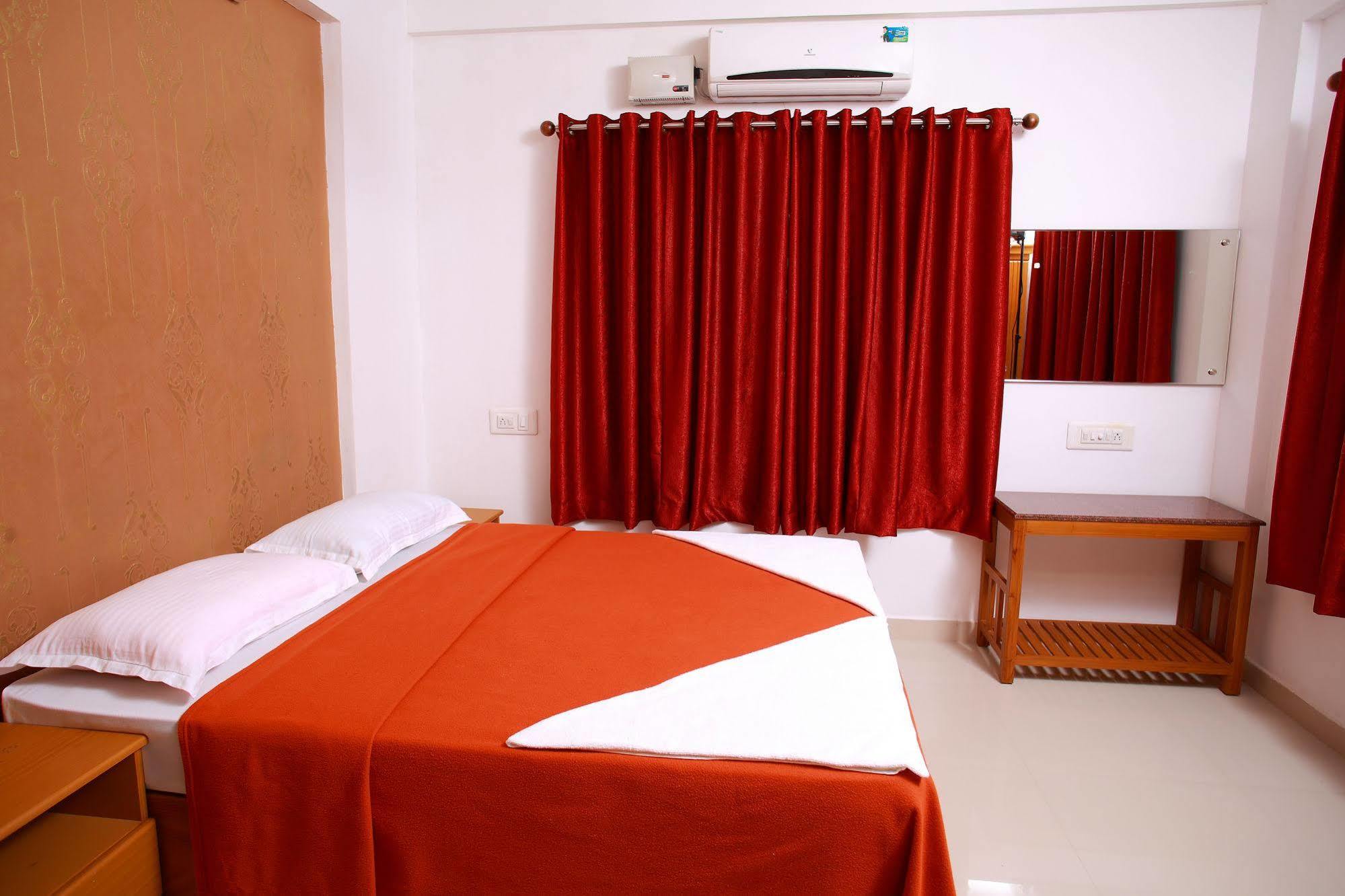 Phils' Residency & Banquets Hotel Kochi Kültér fotó